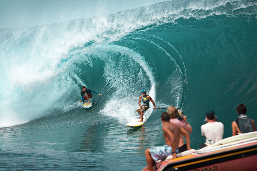 Teahupoo, surf is up